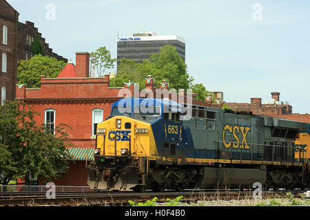 Locomotive CSX traversant Lynchburg, Virginie, États-Unis Banque D'Images