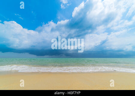 Les nuages de tempête sur la magnifique mer d'Andaman en Thaïlande Banque D'Images