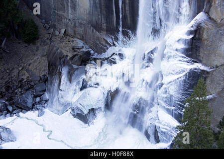 Chutes Vernal gelés dans les hauteurs de l'hiver à Yosemite National Park Banque D'Images