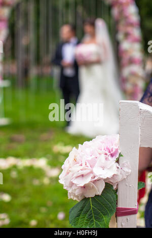 Bancs de mariage et cérémonie fleur pour l'extérieur Banque D'Images