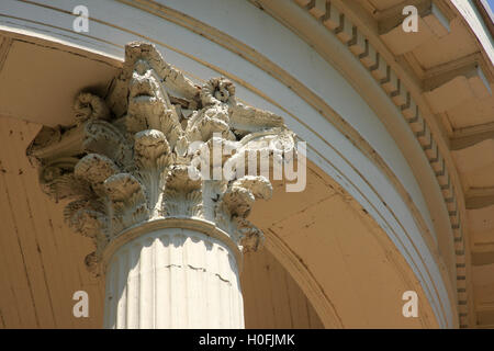 Détail de la capitale d'une colonne soutenant un ancien bâtiment historique à Lynchburg, Virginie, États-Unis Banque D'Images