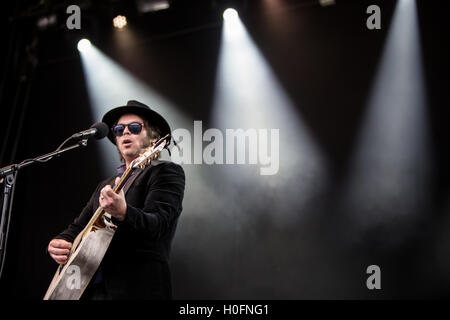 Gaz Coombes jouant sur la scène principale à l'ensemble des personnes Banque D'Images