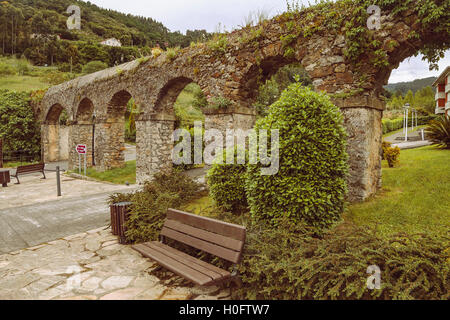 Il y a deux siècles l'aqueduc dans le village de Limpias, Cantabria, ESPAGNE Banque D'Images