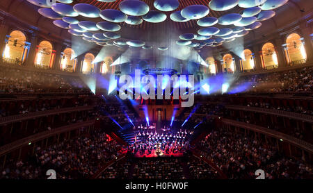 La pyrotechnie comme l'Académie de St Martin in the Fields, dirigé par Timothy Henty effectuer l'Ouverture 1812 de Tchaïkovsky à Classic FM Live au Royal Albert Hall de Londres. Le concert est organisé par le UK's plus populaire station de musique classique, Classic FM. ASSOCIATION DE PRESSE Photo. Photo date : mardi 20 septembre 2016. Crédit photo doit se lire : Matt Crossick/PA Wire Banque D'Images