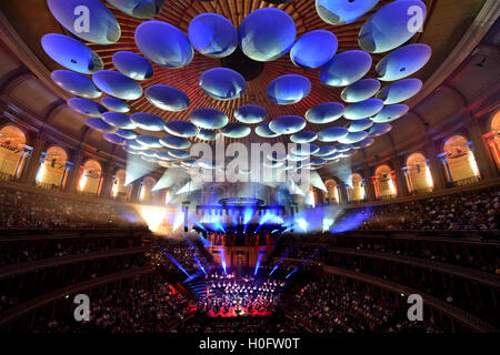 La pyrotechnie comme l'Académie de St Martin in the Fields, dirigé par Timothy Henty effectuer l'Ouverture 1812 de Tchaïkovsky à Classic FM Live au Royal Albert Hall de Londres. Le concert est organisé par le UK's plus populaire station de musique classique, Classic FM. ASSOCIATION DE PRESSE Photo. Photo date : mardi 20 septembre 2016. Crédit photo doit se lire : Matt Crossick/PA Wire Banque D'Images