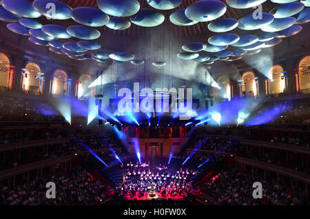 La pyrotechnie comme l'Académie de St Martin in the Fields, dirigé par Timothy Henty effectuer l'Ouverture 1812 de Tchaïkovsky à Classic FM Live au Royal Albert Hall de Londres. Le concert est organisé par le UK's plus populaire station de musique classique, Classic FM. ASSOCIATION DE PRESSE Photo. Photo date : mardi 20 septembre 2016. Crédit photo doit se lire : Matt Crossick/PA Wire Banque D'Images