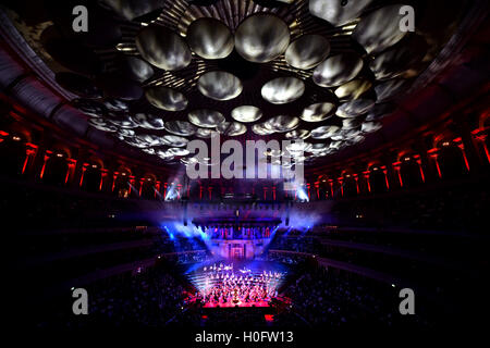 La pyrotechnie comme l'Académie de St Martin in the Fields, dirigé par Timothy Henty effectuer l'Ouverture 1812 de Tchaïkovsky à Classic FM Live au Royal Albert Hall de Londres. Le concert est organisé par le UK's plus populaire station de musique classique, Classic FM. ASSOCIATION DE PRESSE Photo. Photo date : mardi 20 septembre 2016. Crédit photo doit se lire : Matt Crossick/PA Wire Banque D'Images