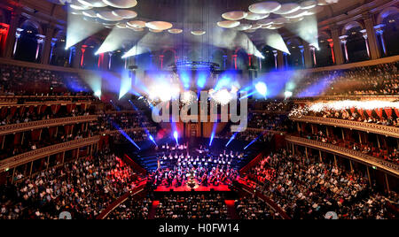 La pyrotechnie comme l'Académie de St Martin in the Fields, dirigé par Timothy Henty effectuer l'Ouverture 1812 de Tchaïkovsky à Classic FM Live au Royal Albert Hall de Londres. Le concert est organisé par le UK's plus populaire station de musique classique, Classic FM. ASSOCIATION DE PRESSE Photo. Photo date : mardi 20 septembre 2016. Crédit photo doit se lire : Matt Crossick/PA Wire Banque D'Images