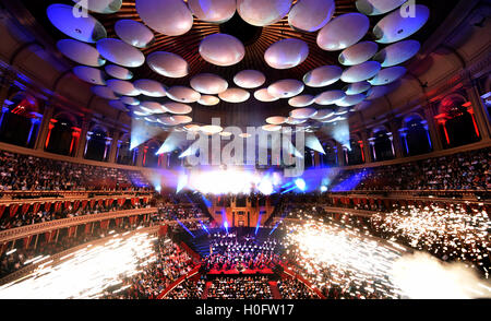 La pyrotechnie comme l'Académie de St Martin in the Fields, dirigé par Timothy Henty effectuer l'Ouverture 1812 de Tchaïkovsky à Classic FM Live au Royal Albert Hall de Londres. Le concert est organisé par le UK's plus populaire station de musique classique, Classic FM. ASSOCIATION DE PRESSE Photo. Photo date : mardi 20 septembre 2016. Crédit photo doit se lire : Matt Crossick/PA Wire Banque D'Images