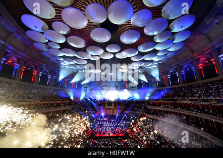 La pyrotechnie comme l'Académie de St Martin in the Fields, dirigé par Timothy Henty effectuer l'Ouverture 1812 de Tchaïkovsky à Classic FM Live au Royal Albert Hall de Londres. Le concert est organisé par le UK's plus populaire station de musique classique, Classic FM. ASSOCIATION DE PRESSE Photo. Photo date : mardi 20 septembre 2016. Crédit photo doit se lire : Matt Crossick/PA Wire Banque D'Images