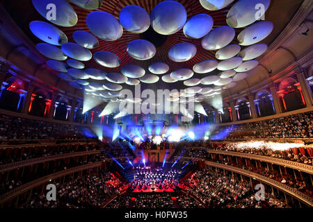 La pyrotechnie comme l'Académie de St Martin in the Fields, dirigé par Timothy Henty effectuer l'Ouverture 1812 de Tchaïkovsky à Classic FM Live au Royal Albert Hall de Londres. Le concert est organisé par le UK's plus populaire station de musique classique, Classic FM. ASSOCIATION DE PRESSE Photo. Photo date : mardi 20 septembre 2016. Crédit photo doit se lire : Matt Crossick/PA Wire Banque D'Images