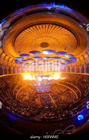 La pyrotechnie comme l'Académie de St Martin in the Fields, dirigé par Timothy Henty effectuer l'Ouverture 1812 de Tchaïkovsky à Classic FM Live au Royal Albert Hall de Londres. Le concert est organisé par le UK's plus populaire station de musique classique, Classic FM. *Tourné avec un objectif Fish Eye* ASSOCIATION DE PRESSE Photo. Photo date : mardi 20 septembre 2016. Crédit photo doit se lire : Matt Crossick/PA Wire Banque D'Images