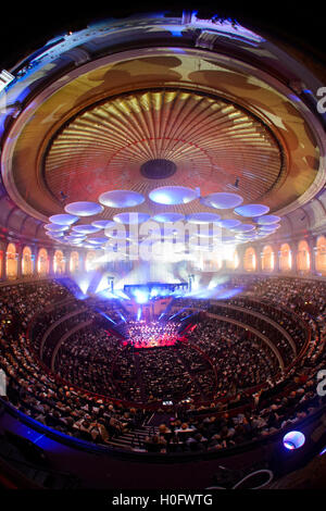 La pyrotechnie comme l'Académie de St Martin in the Fields, dirigé par Timothy Henty effectuer l'Ouverture 1812 de Tchaïkovsky à Classic FM Live au Royal Albert Hall de Londres. Le concert est organisé par le UK's plus populaire station de musique classique, Classic FM. *Tourné avec un objectif Fish Eye* ASSOCIATION DE PRESSE Photo. Photo date : mardi 20 septembre 2016. Crédit photo doit se lire : Matt Crossick/PA Wire Banque D'Images