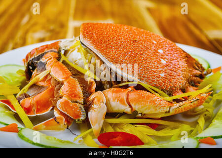 King Crabe à la vapeur on white plate in restaurant Banque D'Images