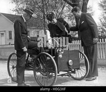 HENRY FORD à gauche avec son épouse Clara Bryant et son petit-fils Henry Ford II en 1946, l'inspection de la première voiture de Ford de 1896 Banque D'Images