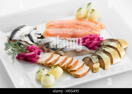 Plateau de poisson avec du thon, du saumon, purée de pommes de terre rôties anf on white plate Banque D'Images