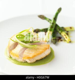 L'espadon avec asperges et les pois chiches sur fond blanc Banque D'Images