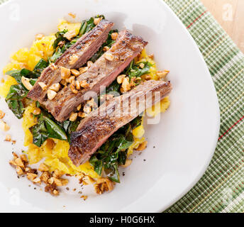 Bavette de boeuf avec de la purée de banane plantain , chou vert et le gingembre arachides Banque D'Images