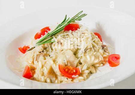 La vapeur dans le vin blanc de riz Arborio spécial, calmars, cocktail de crevettes, moules, sauce crème et parmesan. Banque D'Images