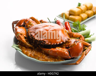 Crabe frit spécial avec la sauce chili et boulettes frites sur fond blanc Banque D'Images