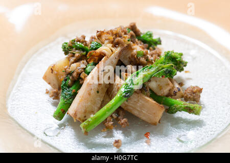 Sauté de saveur du recommandé de pousses de bambou et d'anchois crevettes séchées au printemps sur fond de plaque blanche Banque D'Images