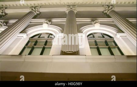 Piliers de l'édifice néoclassique Angle d'élévation de la ville de New York de nuit avec éclairage de fond Banque D'Images