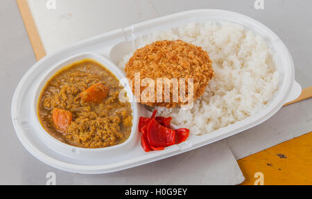 Émincer escalope au curry tempura frit, le piment et le riz ordinaire dans bento box Banque D'Images