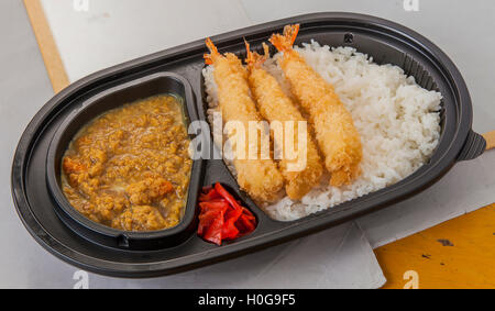 Crevettes sautées au curry poêlée de tempura, le piment et le riz ordinaire dans bento box Banque D'Images