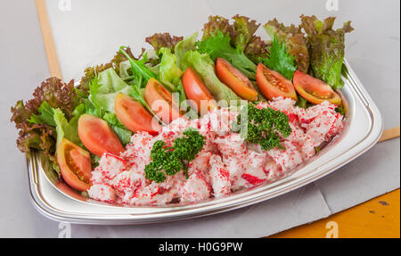 Arôme de crabe de la purée de tomates et salade plat avec de la laitue dans lunch box Banque D'Images