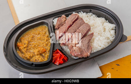 Pavé de boeuf au curry tempura frit, le piment et le riz ordinaire dans bento box Banque D'Images