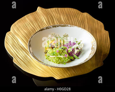 En Chou-fleur et caviar de légumes symphonique sur fond noir au plateau d'art Banque D'Images