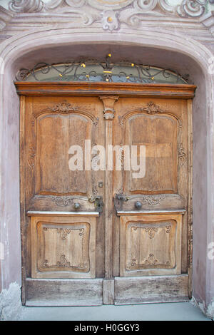 Vieille porte en bois fermée avec châssis en pierre Banque D'Images