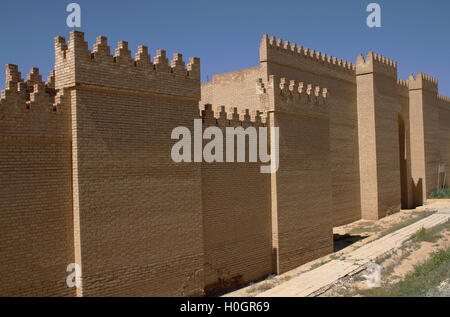Les murs restaurés de l'ancienne Babylone, l'Iraq. Banque D'Images
