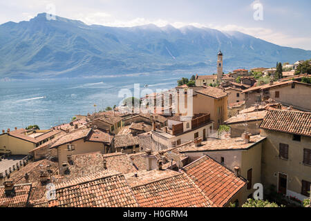 Panorama de Limone sul Garda, une petite ville sur le lac de Garde, Italie. Banque D'Images