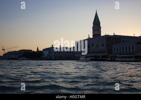 Des taxis d'eau voyageant le long le port très animé de Venise au coucher du soleil, donnant sur la Place Saint Marc Banque D'Images