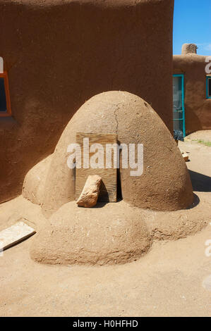 Adobe horno four encore en usage au site du patrimoine mondial de l'extérieur de Taos Pueblo de Taos, Nouveau Mexique, habitée sans interruption Banque D'Images