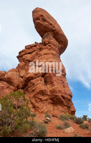 Balanced Rock, Arches National Park, Utah. Prises à partir de l'arrière de ce célèbre site. Banque D'Images