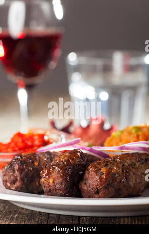 Cevapcici avec riz et salade Banque D'Images