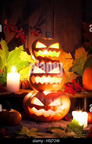 Tête de citrouille Halloween jack lantern avec burning candles Banque D'Images