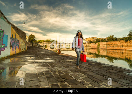 Rimini, Italie, tourisme à maturité shopping le long pont romain Banque D'Images