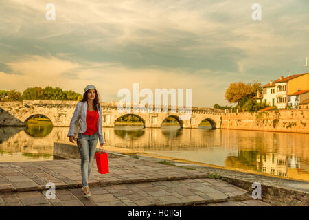 Rimini, Italie, tourisme à maturité shopping le long ancien pont romain Banque D'Images