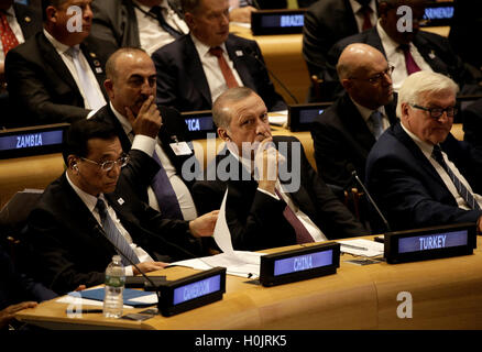 (L à R) Le Premier Ministre de la République populaire de Chine, Li Keqiang, le président de la Turquie, Recep Tayyip Erdogan, le Président et le ministre fédéral allemand des affaires étrangères, Frank-Walter Steinmeier, assister à un Sommet des leaders pour les réfugiés des Nations Unies au cours de la 71e session du débat général à l'Assemblée générale des Nations Unies au siège des Nations Unies à New York, New York, USA, 20 septembre 2016. Crédit : Peter Foley / Piscine via CNP /MediaPunch Banque D'Images