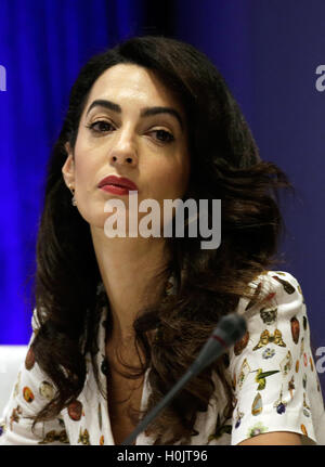 Lebanese-British avocat, Amal Clooney participe à un appel à l'action du secteur privé au Sommet des leaders pour les réfugiés des Nations Unies au cours de la 71e session du débat général à l'Assemblée générale des Nations Unies au siège des Nations Unies à New York, New York, USA, 20 septembre 2016. Crédit : Peter Foley / Piscine via CNP /MediaPunch Banque D'Images