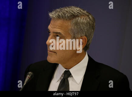 États-unis l'acteur George Clooney participe à un appel à l'action du secteur privé au Sommet des leaders pour les réfugiés des Nations Unies au cours de la 71e session du débat général à l'Assemblée générale des Nations Unies au siège des Nations Unies à New York, New York, USA, 20 septembre 2016. Crédit : Peter Foley / Piscine via CNP /MediaPunch Banque D'Images