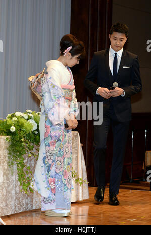 Tokyo, Japon. Sep 21, 2016. Joueur de tennis de table japonais Ai Fukuhara (L) joueur de tennis de table et du Taipei chinois Chiang Hung-Chieh réagir lors d'une conférence de presse pour annoncer leur mariage à Tokyo, Japon, 21 septembre 2016. © Ma Ping/Xinhua/Alamy Live News Banque D'Images