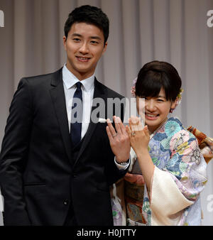 Tokyo, Japon. Sep 21, 2016. Joueur de tennis de table japonais Ai Fukuhara (R) joueur de tennis de table et du Taipei chinois Chiang Hung-Chieh montrer leurs anneaux de mariage tout en se posant pour les photographes lors d'une conférence de presse pour annoncer leur mariage à Tokyo, Japon, 21 septembre 2016. © Ma Ping/Xinhua/Alamy Live News Banque D'Images