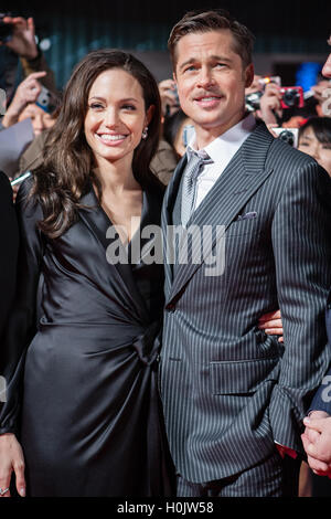 (PHOTO d'archives) Tokyo, Japon - Dans cette photo disponible le 21 septembre 2016 Angelina Jolie montre (L) et Brad Pitt (R) fréquentant un tapis rouge première du film à Tokyo, Japon, le 29 janvier 2009. Après 12 ans ensemble et marié depuis deux ans, jolie et Pitt demander le divorce. © AFLO/Alamy Live News Banque D'Images