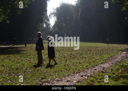 Putney Londres, Royaume-Uni. 21 septembre 2016. Les gens à pied à travers le parc de l'Évêque Putney ce qui est couvert dans les feuilles d'automne par un beau matin ensoleillé Crédit : amer ghazzal/Alamy Live News Banque D'Images