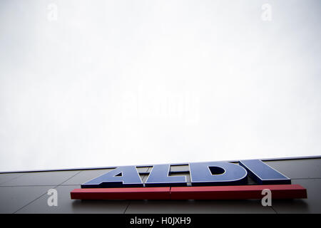 Gladbeck, Allemagne. 20 Sep, 2016. Un magasin Aldi Nord moderne à Gladbeck, Allemagne, 20 septembre 2016. La chaîne de supermarchés discount Aldi a présenté le Aldi Nord (lit. Aldi Nord) supermarché de l'avenir de modèle pour de futurs magasins. Photo : Rolf Vennenbernd/dpa/Alamy Live News Banque D'Images