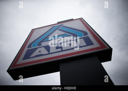 Gladbeck, Allemagne. 20 Sep, 2016. Un magasin Aldi Nord moderne à Gladbeck, Allemagne, 20 septembre 2016. La chaîne de supermarchés discount Aldi a présenté le Aldi Nord (lit. Aldi Nord) supermarché de l'avenir de modèle pour de futurs magasins. Photo : Rolf Vennenbernd/dpa/Alamy Live News Banque D'Images